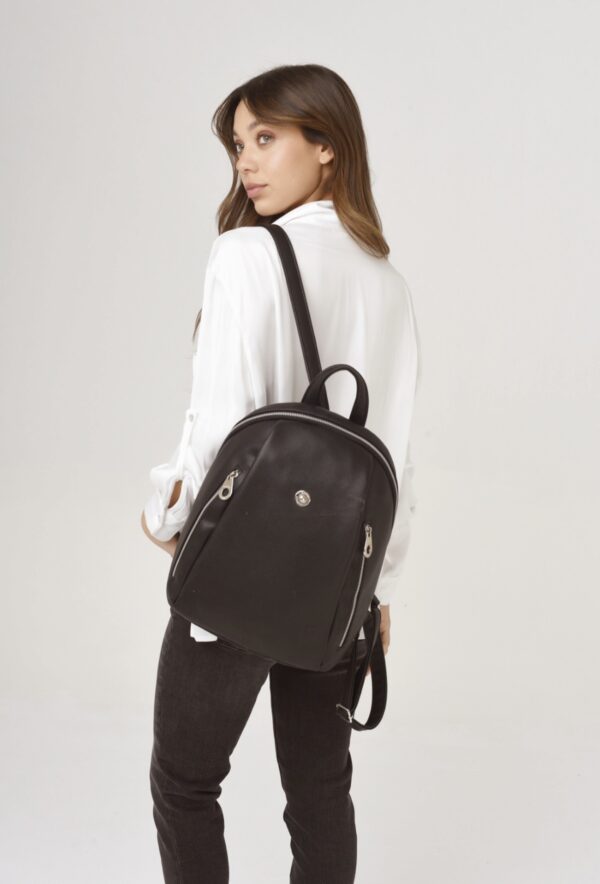 mochila ecocuero con cierres - Imagen 3